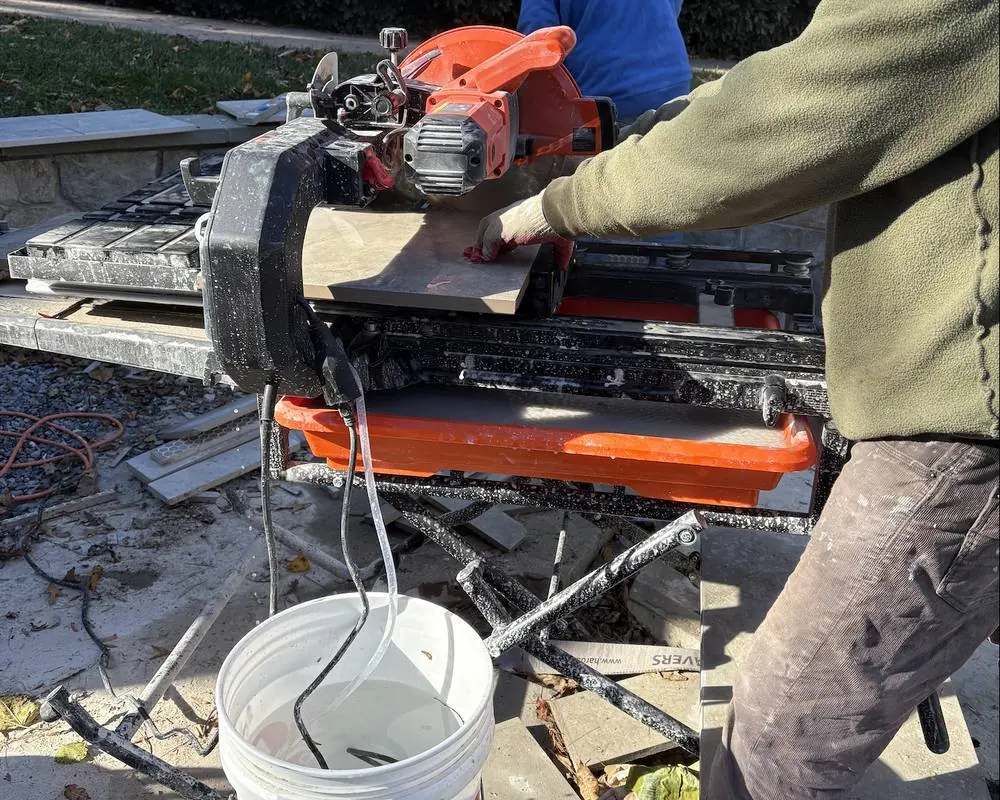 Mason cutting stone on the wet saw